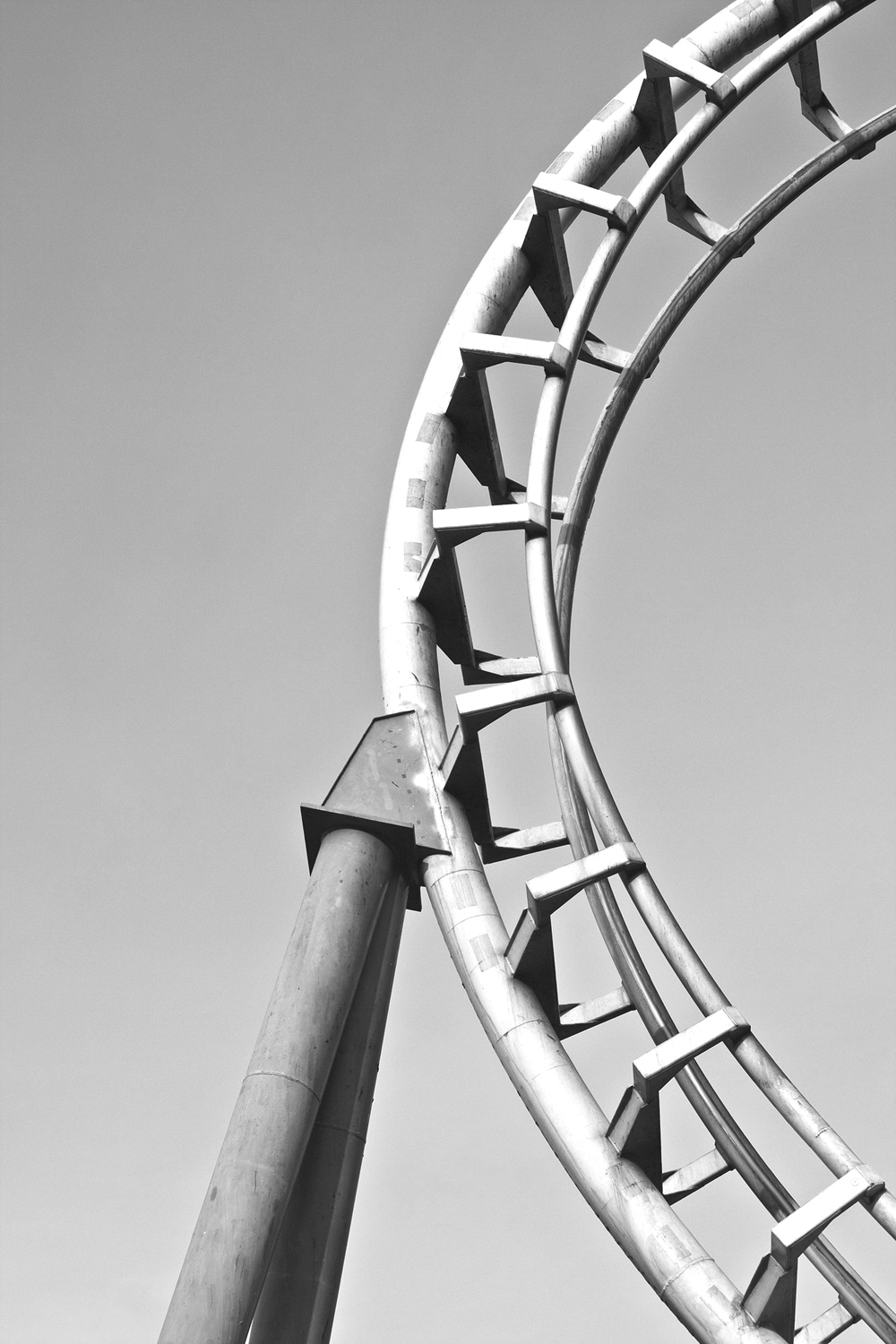 A photograph of a rollercoaster to illustrate the flash fiction "Theme Park Love Story" by Charlie Hill, published in issue 33 of Neon
